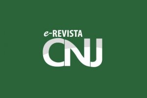 Logomarca da e-revista CNJ sobre um fundo verde.