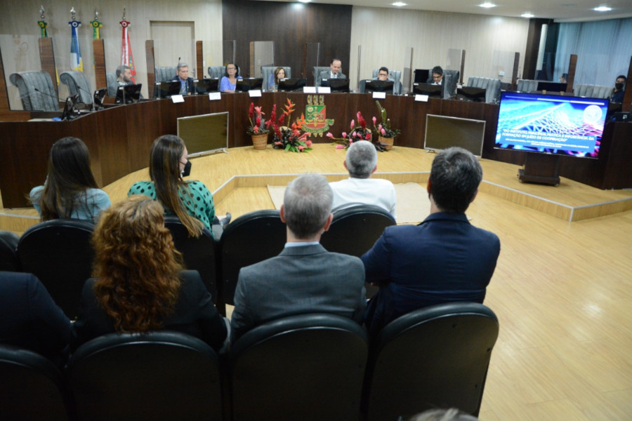 Foto mostra momento do encontro presencial no plenário do TJRR.