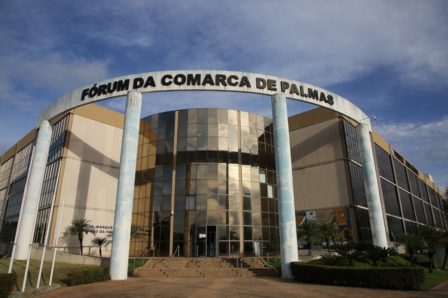 Foto mostra fachada do Fórum de Palmas (TO).