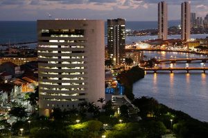 Foto noturna da sede do Tribunal Regional Federal da 5ª Região, em Recife (PE)