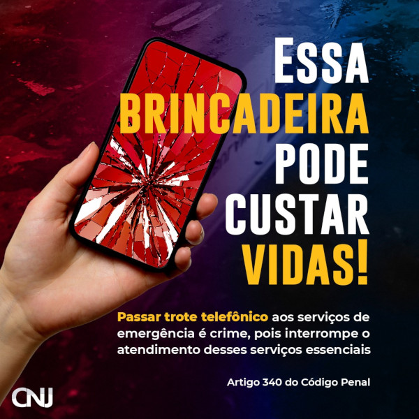 Foto do reflexo de uma ambulância na água. Em primeiro plano, foto de uma pessoa segurando o celular com a tela quebrada. Texto: Essa brincadeira pode custar vidas! Passar trote telefônico aos serviços de emergência é crime, pois interrompe o atendimento desses serviços essenciais. Artigo 340 do Código Penal.