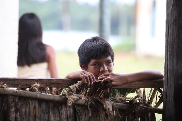 Foto de criança indígena em comunidade do Alto Rio Negro, no Amazonas.