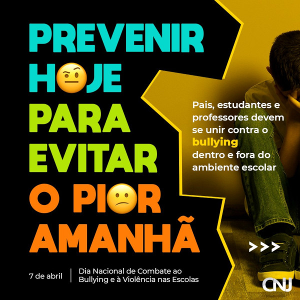 Foto de uma criança sentada no chão com o rosto apoiado nas palmas das mãos e, ao lado, uma mochila escolar. Dentro das letras "o" nas palavras "hoje" e "pior" contidas no título, emojis do app WhatsApp, um com a cara séria e uma sobrancelha levantada e outro com expressão triste. "Texto: Prevenir hoje, para evitar o pior amanhã. Pais, estudantes e professores devem se unir contra o bullying dentro e fora do ambiente escolar. 7 de abril - Dia Nacional de Combate ao Bullying e à Violência nas Escolas.