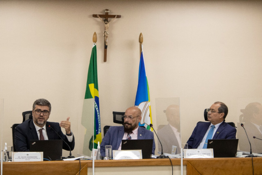 Foto mostra bancada do Plenário do TJAP, onde estão sentados o secretário-geral do CNJ, à esquerda, o presidente do TJAP ao centro e o presidente do TRE-AP à direita da foto.