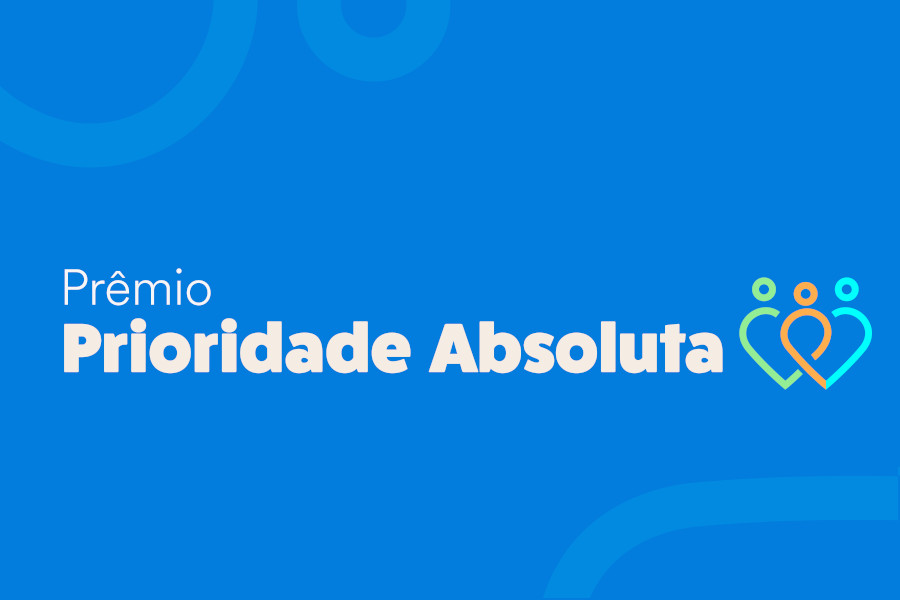 Sobre fundo azul, grafismos circulares em um tom mais claro. Texto: Prêmio Prioridade Absoluta.