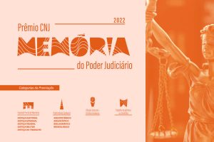 À direita, foto da estátua de Themis. À esquerda, sobre fundo rosa, logomarca do Prêmio CNJ Memória do Poder Judiciário 2022 e, abaixo, texto com as categorias da Premiação.