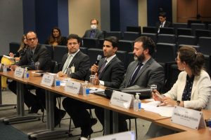 Foto mostra participantes da reunião sentados em uma bancada no auditório do STF.