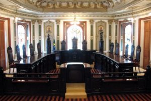 Foto da sala de sessões histórica da antiga sede do STF no Rio de Janeiro.