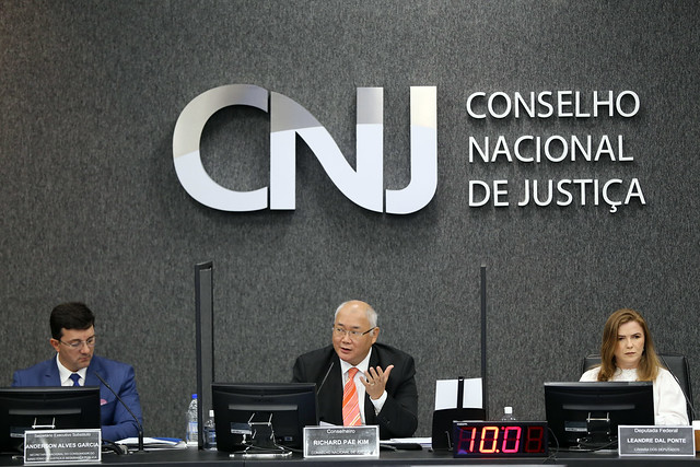 Foto mostra bancada principal do Plenário do CNJ com pessoas participantes da abertura do encontro.