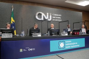 Foto mostra bancada principal da abertura do seminário, no Plenário do CNJ, com conselheiros do CNJ, presidente da ANS e representante da OAB a compondo.