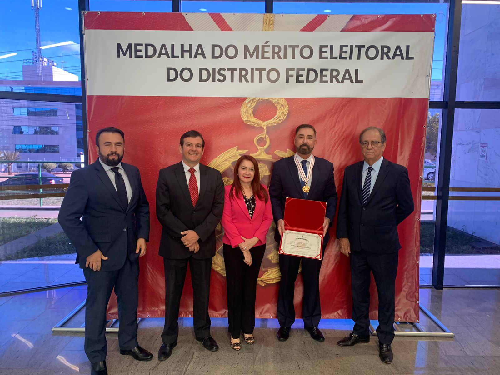 Você está visualizando atualmente Representante do Ministério Público no CNJ recebe medalha da Justiça Eleitoral do DF