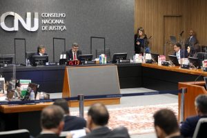 Foto mostra visão geral do Plenário do CNJ.