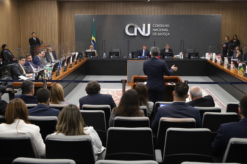 Foto mostra visão geral do Plenário do CNJ durante momento da votação do processo.