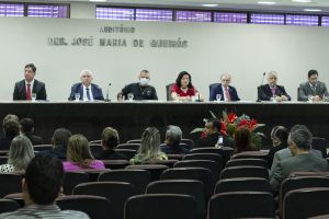 Foto mostra visão geral do auditório do TJCE durante o evento.