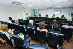 Foto mostra visão geral do auditório do TJAL durante o encontro.