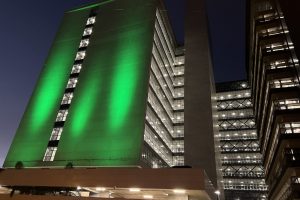 Foto da fachada da sede do Tribunal de Justiça do Rio Grande do Sul (TJRS), em Porto Alegre, iluminada na cor verde.