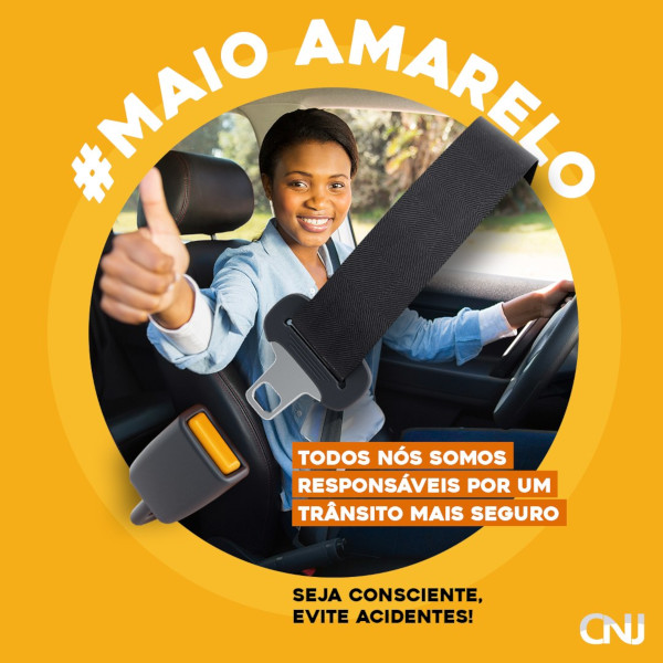 Foto mostra uma mulher negra sentada em um carro, sorrindo e fazendo sinal com a mão fechada e dedão em pé. Sobre a foto, a aplicação de um cinto de segurança. Texto: #MaioAmarelo. Todos nós somos responsáveis por um trânsito mais seguro. Seja consciente, evite acidentes.
