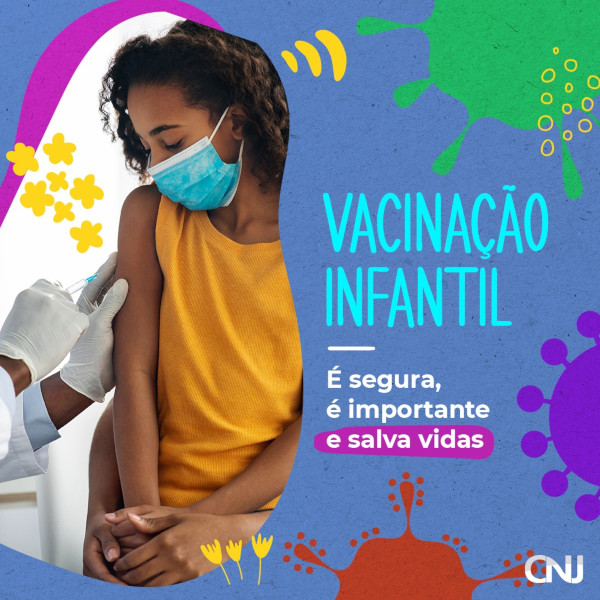 Foto de uma menina recebendo a vacina no braço. A foto encontra-se dentro de uma forma ondular. Ao redor, grafismo com formas aleatórias e ilustração de três vírus. Texto: Vacinação infantil é segura, é importante e salva vidas.