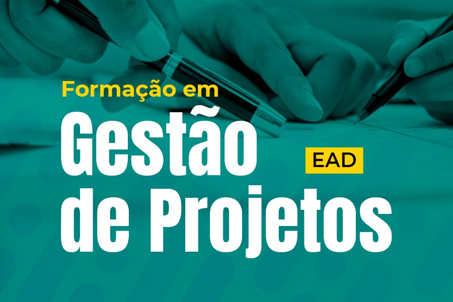 Foto de mãos segurando canetas sobre folha de papel. Texto: Formação em Gestão de Projetos. EAD.