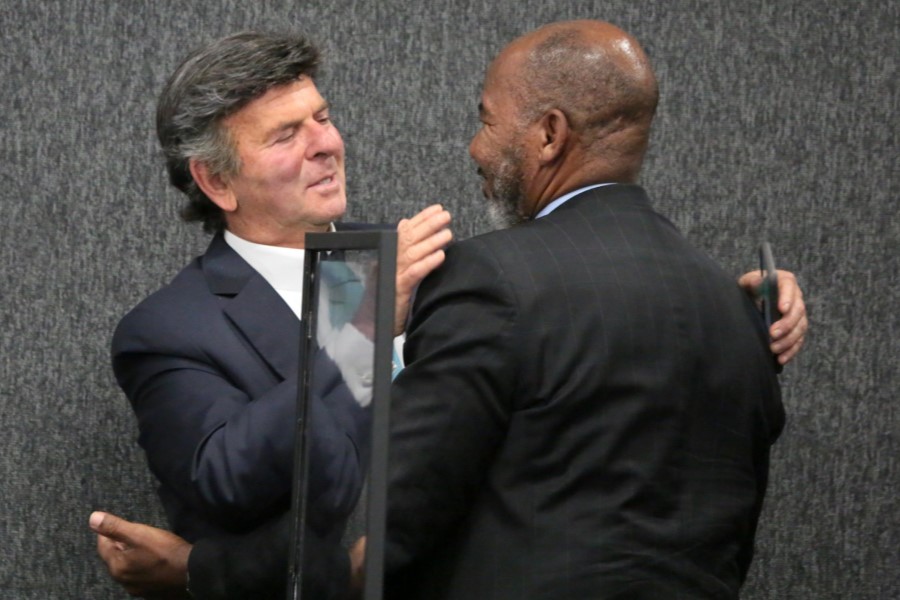 Foto mostra o ministro Luiz Fux e o reitor José Vicente se abraçando e conversando no plenário do CNJ.