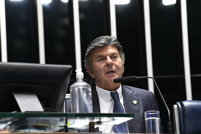 Foto mostra o ministro Fux falando durante a sessão solene para a promulgação da Emenda Constitucional 122/2022.