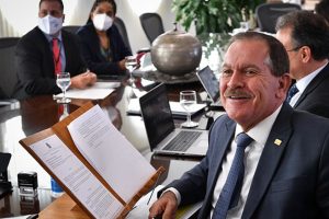 Foto mostra o ministro Humberto Martins participando em uma sala no CJF da reunião por videoconferência.