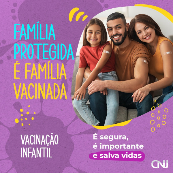 Foto de uma família sorridente com curativos no braço indicando que foram vacinados. A foto encontra-se dentro de uma forma ondular. Ao redor, grafismo com formas aleatórias e ilustração de três vírus. Família protegida é família vacinada. Vacinação infantil. É segura, é importante e salva vidas.