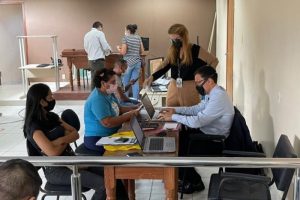 Foto mostra sala onde as pessoas estão sendo atendidas pela equipe do TRT8.