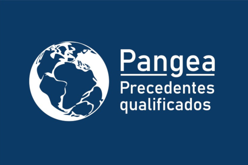 Sobre fundo azul, em branco tem o globo terrestre com os continentes próximos como se fosse da época da Pangeia. Texto: Pangea. Precedentes qualificados.