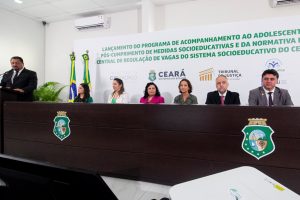Foto mostra as pessoas sentadas na mesa principal durante o lançamento.