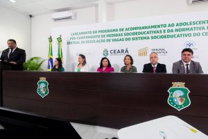 Foto mostra as pessoas sentadas na mesa principal durante o lançamento.