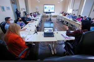 Foto de sala com mesa em forma de U com servidores e servidoras do TJPA durante reunião.
