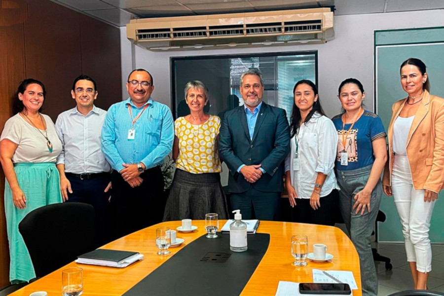 Foto mostra representantes do TJCE e de outros órgãos posando na sala em que realizaram a reunião.