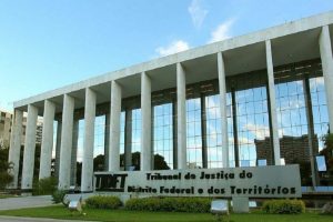 Foto mostra a fachada do Tribunal de Justiça do Distrito Federal e Territórios (TJDFT), em Brasília.