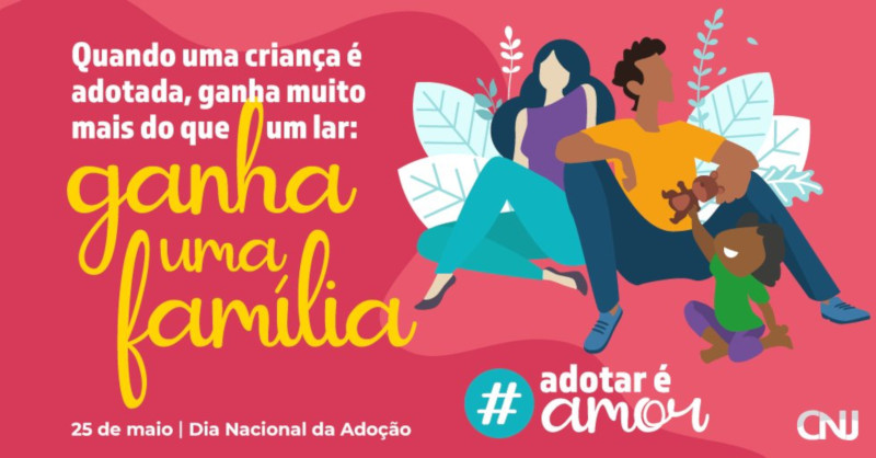 Ilustração de família sentada no chão, ao lado esquerdo a mãe, ao direito, o pai, e uma criança sentada na frente do pai segurando um ursinho. Ao fundo da família, figuras de folhas. Texto: Muitos futuros transformados. Quando uma criança é adotada, ganha muito mais do que um lar: ganha uma família. #AdotarÉAmor. 25 de maio - Dia Nacional da Adoção.