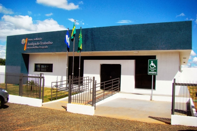 Foto da fachada da sede da Vara do Trabalho do Alto Araguaia (MT), unidade do TRT23.