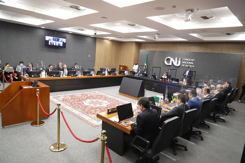 Foto mostra visão geral do Plenário durante a sessão.