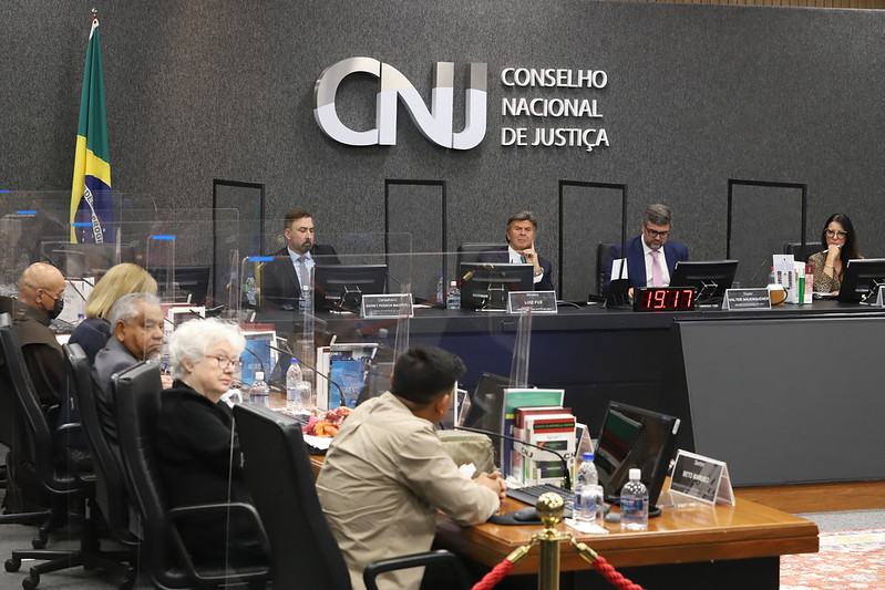 Foto mostra Plenário do CNJ com os participantes da reunião sentados na bancada.