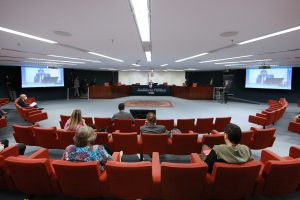 Foto mostra visão geral do auditório do STF durante a audiência pública.