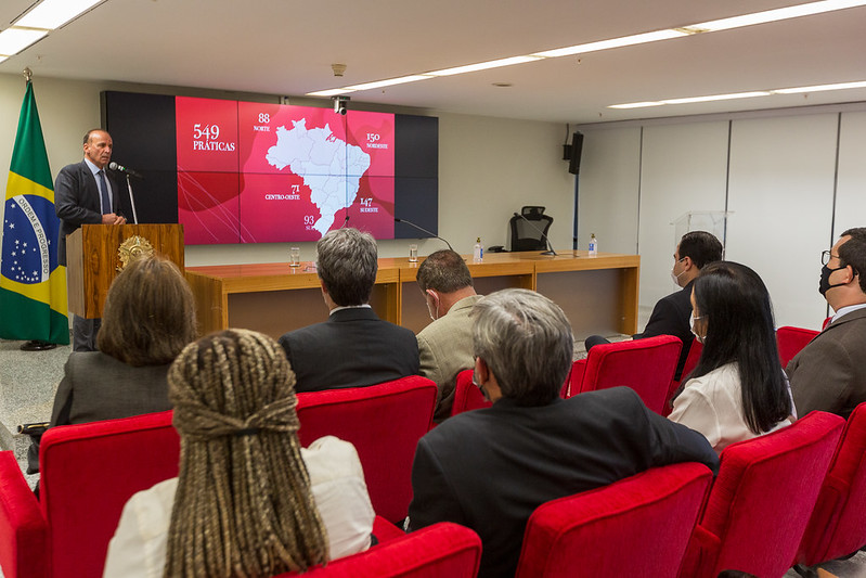 Foto mostra visão geral do auditório do STJ durante a apresentação.