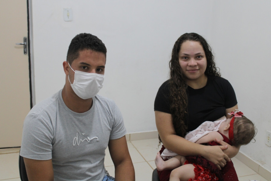Foto de Davi Silva David e Izabela Melissa Pires, ela com a filha recém-nascida no colo, após a audiência de conciliação.