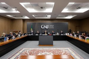 Foto mostra visão geral do Plenário do CNJ durante a reunião.