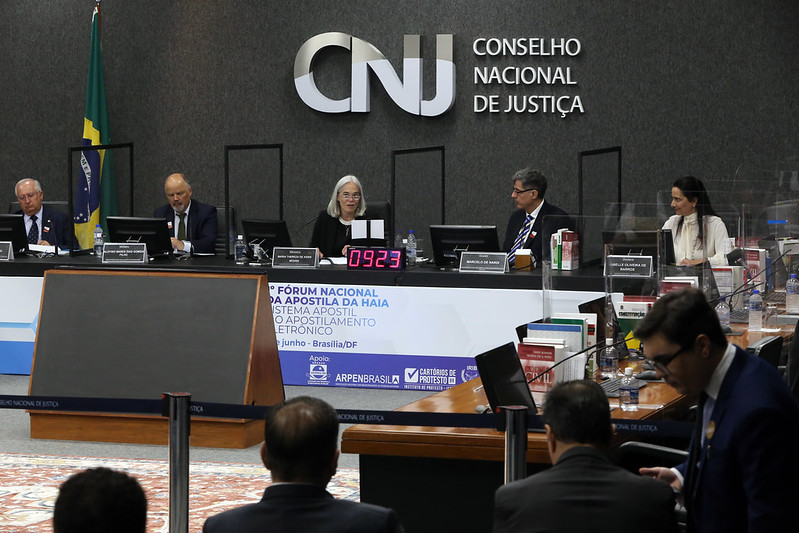 Foto mostra momento do encontro no Plenário do CNJ.