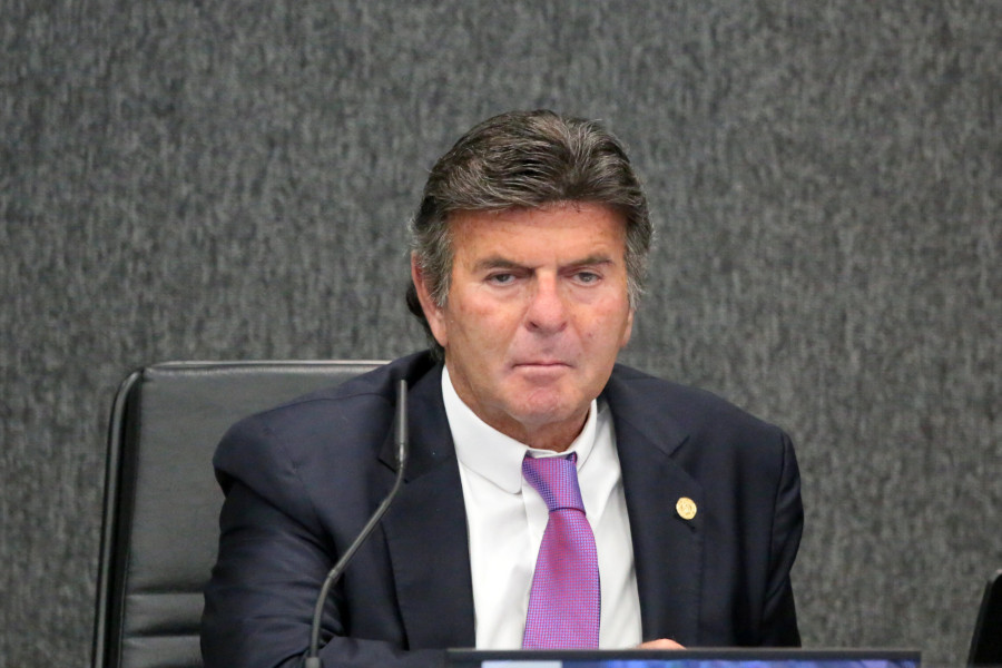 Foto do ministro Luiz Fux olhando sério durante sessão plenária do CNJ.