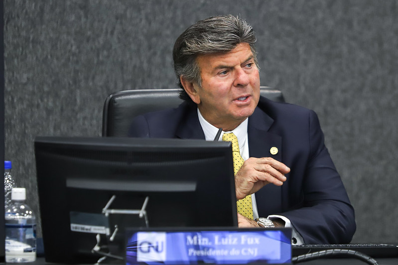 Foto mostra o ministro Luiz Fux falando em seu local no Plenário do CNJ.
