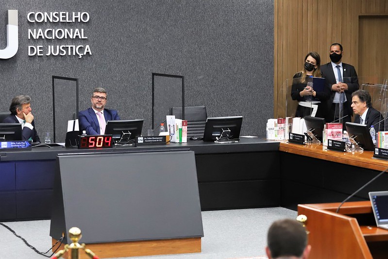 Foto mostra visão do Plenário do CNJ com o ministro Vieira de Mello falando sobre os 40 anos de magistratura do ministro Luiz Fux, que presta atenção a ele.