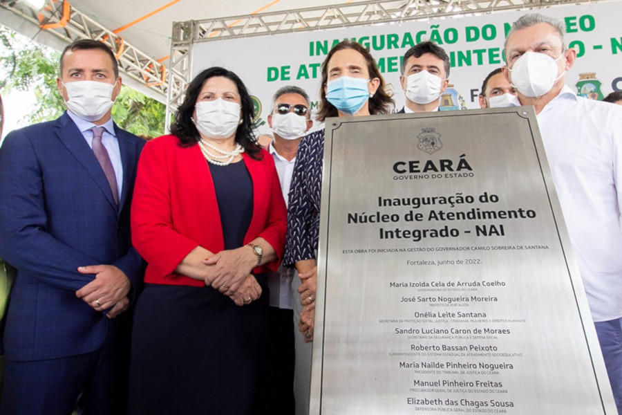 Foto de momento da inauguração do NAI no Ceará, com as pessoas atrás da placa de inauguração.