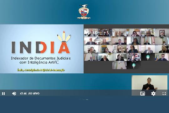 Foto de momento da apresentação por videoconferência da ferramenta, com a imagem dividida ao meio. No lado esquerdo, logomarca da solução. No lado direito, mosaico de magistrados e magistradas do TJPA durante sessão plenária.
