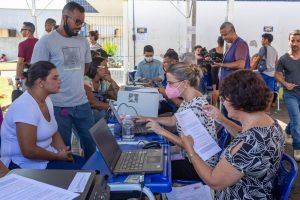 Foto mostra pessoas sendo atendidas no Justiça Itinerante Marítima, em 16 de março de 2022.