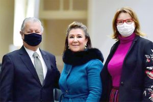 Foto mostra, posando, o advogado Carlos Roberto Ribas Santiago (esq.), a presidente do TRT9, desembargadora Ana Carolina Zaina (centro), e a advogada Chrystianne Bortolotto (dir.).